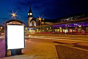 Leuchtreklame Stadt bei Nacht