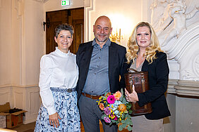 Daniela Romeis (LBB-Frauenvertreterin), Thomas Hengl (LBB-Vorsitzender) und Angélique Yumusak (DPolG-Bundesfrauenbeauftragte) Daniela Romeis (LBB-Frauenvertreterin), Thomas Hengl (LBB-Vorsitzender) und Angélique Yumusak (DPolG-Bundesfrauenbeauftragte)