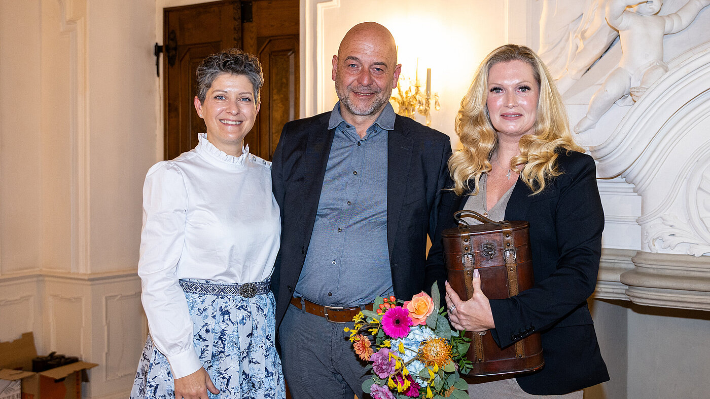 Daniela Romeis (LBB-Frauenvertreterin), Thomas Hengl (LBB-Vorsitzender) und Angélique Yumusak (DPolG-Bundesfrauenbeauftragte) Daniela Romeis (LBB-Frauenvertreterin), Thomas Hengl (LBB-Vorsitzender) und Angélique Yumusak (DPolG-Bundesfrauenbeauftragte)