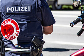Polizeibeamter mit Kelle