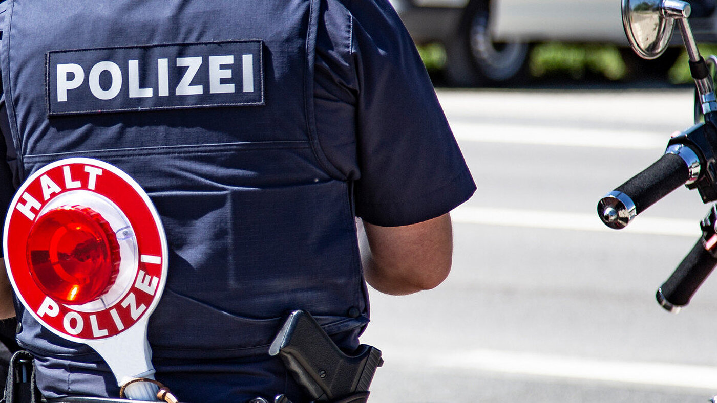 Polizeibeamter mit Kelle