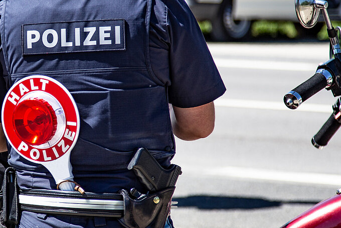 Polizeibeamter mit Kelle