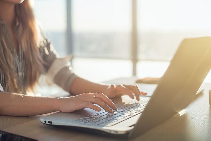 Frau am Laptop