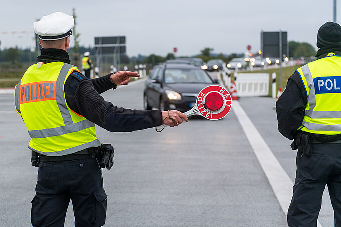 Polizeikontrolle auf einer Autobahn Polizeikontrolle auf einer Autobahn