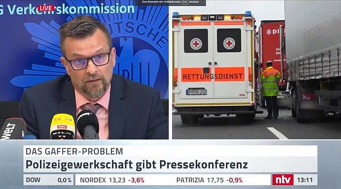 Stefan Pfeiffer bei Pressekonferenz