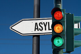 Ampel und das Schild Asyl