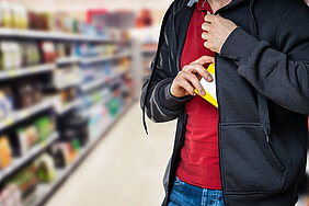 Retail Shoplifting. Man Stealing In Supermarket Mann, der im Supermarkt stiehlt
