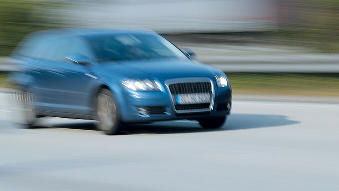 Schnell fahrendes Auto I