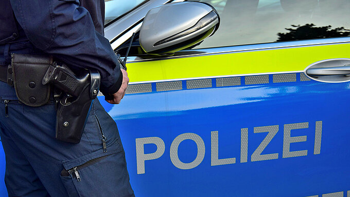 Polizeiwagen und Polizist
