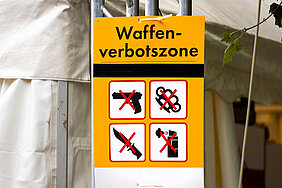 Schild einer Waffenverbotszone in der Innenstadt