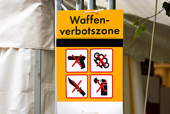 Waffenverbotszone Schild einer Waffenverbotszone in der Innenstadt