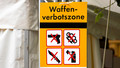 Schild einer Waffenverbotszone in der Innenstadt