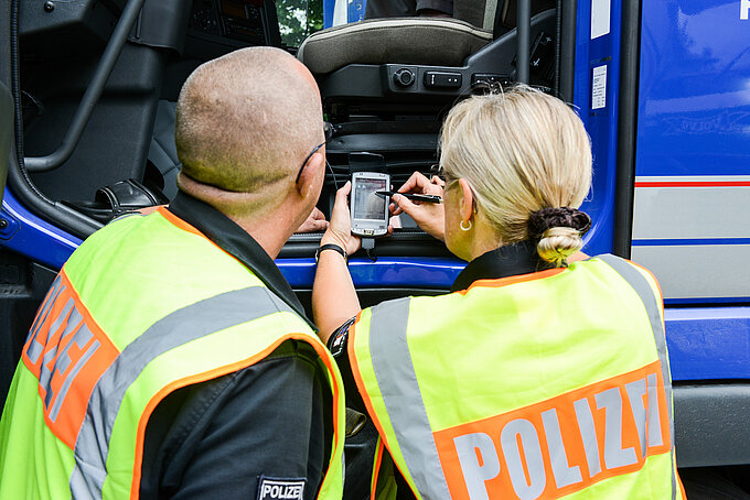 Polizeikontrolle - Kontrolle des Fahrtenschreibers