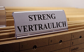 Streng vertraulich, Akten