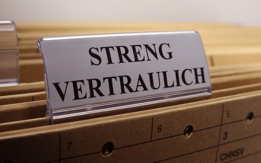 Streng vertraulich, Akten