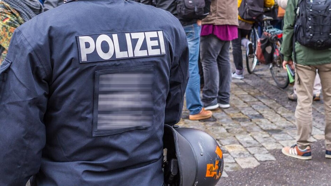 Polizist auf Demo