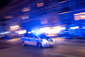 Polizeiwagen in Berlin nachts auf Streife
