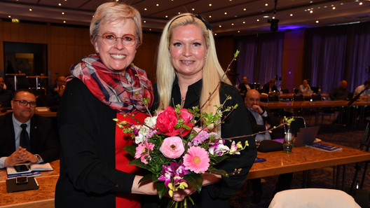 Sabine Schumann gratuliert Angelique Yumusak