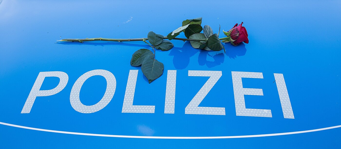 Polizei, Rose auf der Motorhaube