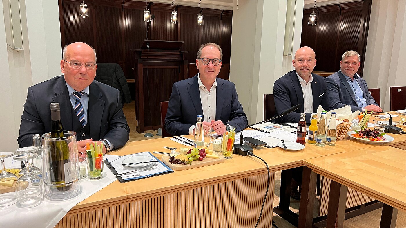DPolG im Austausch mit der CSU-Landesgruppe zu sicherheitspolitischen Themen: Rainer Wendt, Alexander Dobrindt, Alexander Hoffmann, Heiko Teggatz (von links; Archivbild 11.11.2024) DPolG im Austausch mit der CSU-Landesgruppe zu sicherheitspolitischen Themen: Rainer Wendt, Alexander Dobrindt, Alexander Hoffmann, Heiko Teggatz (von links; Archivbild 11.11.2024)
