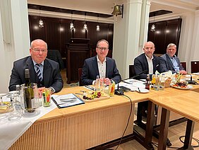 DPolG im Austausch mit der CSU-Landesgruppe zu sicherheitspolitischen Themen: Rainer Wendt, Alexander Dobrindt, Alexander Hoffmann, Heiko Teggatz (von links; Archivbild 11.11.2024) DPolG im Austausch mit der CSU-Landesgruppe zu sicherheitspolitischen Themen: Rainer Wendt, Alexander Dobrindt, Alexander Hoffmann, Heiko Teggatz (von links; Archivbild 11.11.2024)