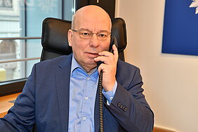 DPolG Bundesvorsitzender Rainer Wendt telefonierend