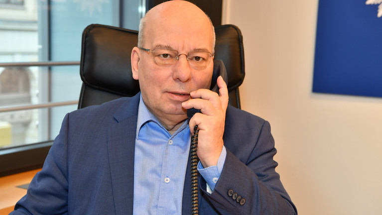 DPolG Bundesvorsitzender Rainer Wendt telefonierend