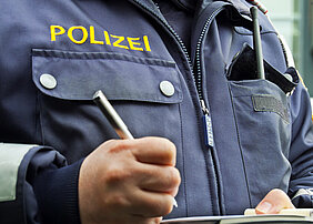 Polizist notiert