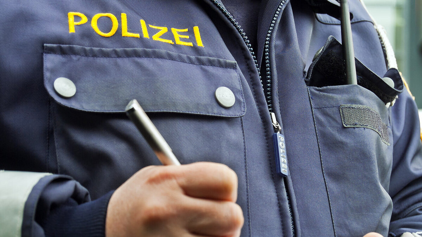Polizist notiert
