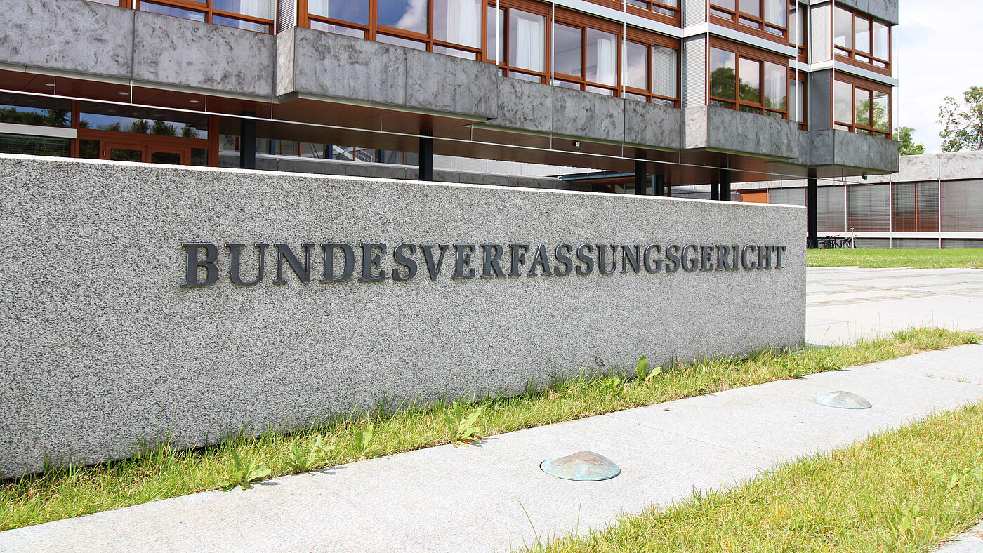 Bundesverfassungsgericht Nahaufnahme vom bekannten Steinblock vor dem Bundesverfassungsgericht in Karlsruhe