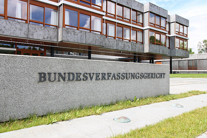 Nahaufnahme vom bekannten Steinblock vor dem Bundesverfassungsgericht in Karlsruhe