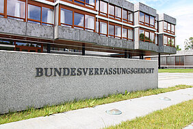 Bundesverfassungsgericht Nahaufnahme vom bekannten Steinblock vor dem Bundesverfassungsgericht in Karlsruhe