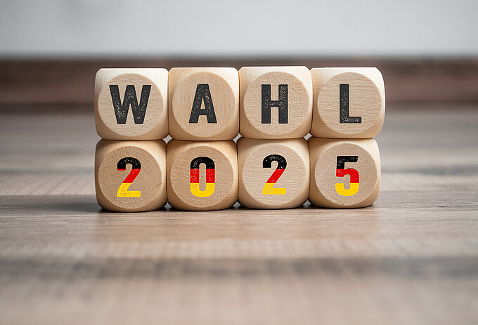 bundestagswahl 2025 - german bundestag election Light box, cubes, dice or blocks with the german word - bundestagswahl 2025 - german bundestag election
