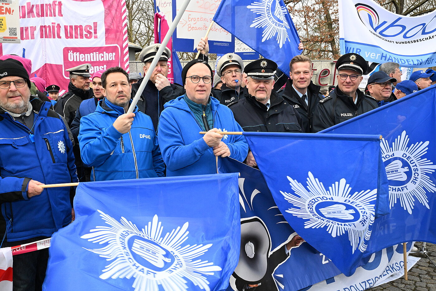 Mehrere Polizisten auf einer Demo mit DPolG Fahnen