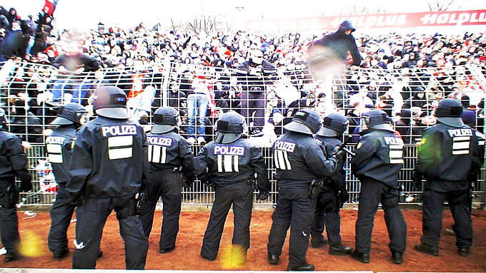 Polizeikräfte bei einem Fußballspiel