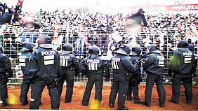 Polizeikräfte bei einem Fußballspiel