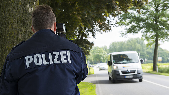 Polizist Geschwindigkeitsmessung I Geschwindigkeitsmessung, Blitz-Marathon, Polizist im Einsatz