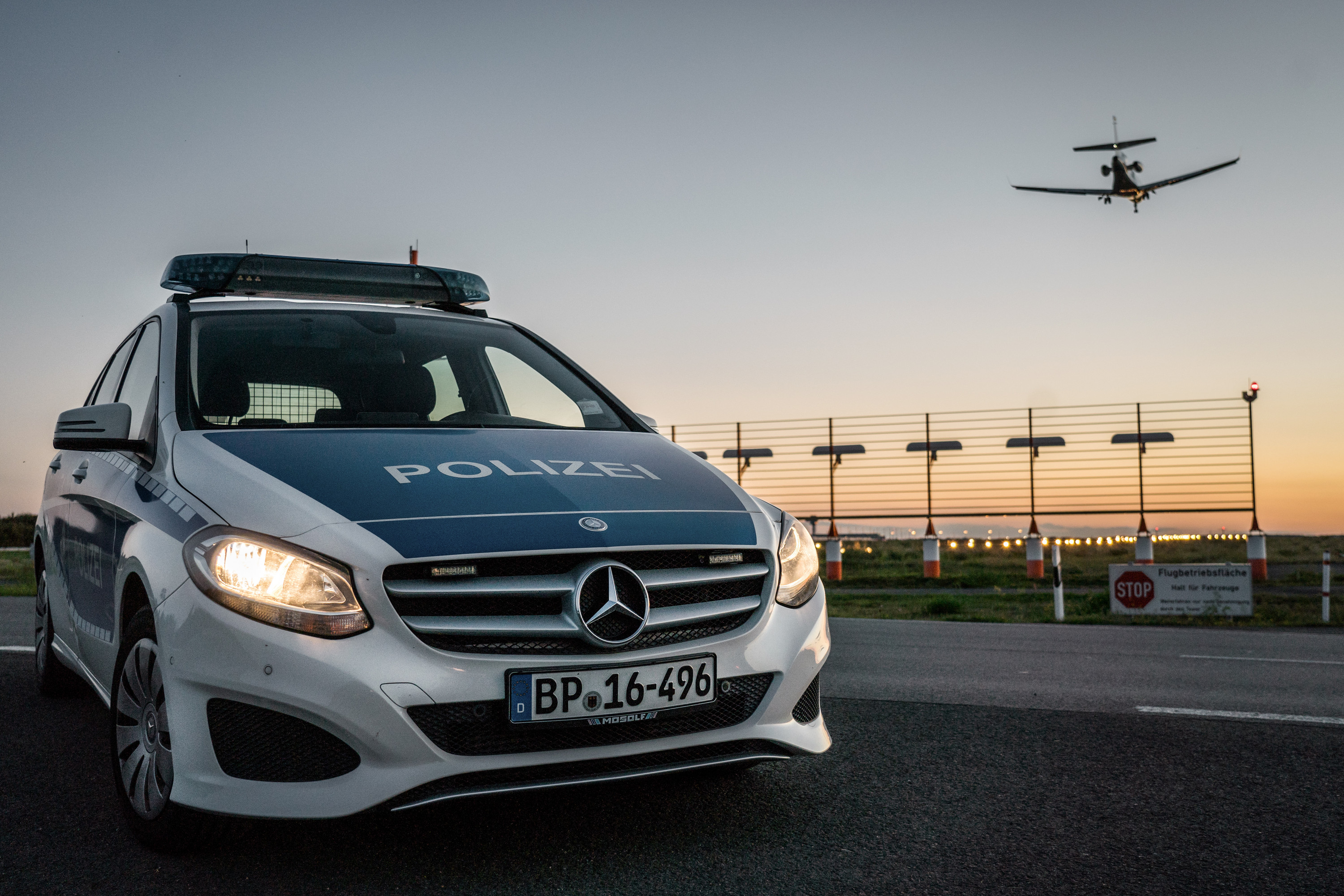 Polizeiauto am Flughafen